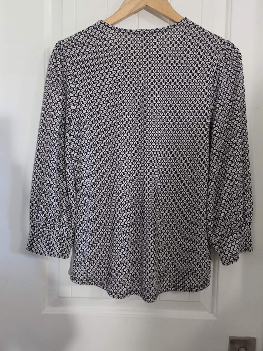 Adrianna Papell Black White Micro Floral V-Neck Blouse Size Small - Picture 6 of 7
